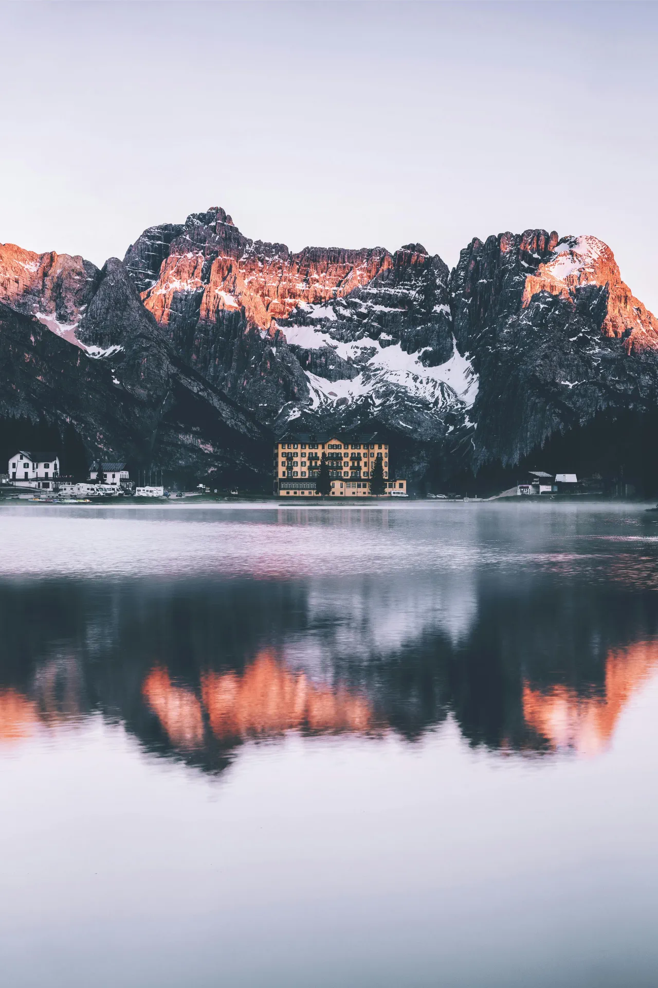 コルティナを抱えるドロミテ。夕方になると日光が山をピンクに染めるエンロサディラが有名。